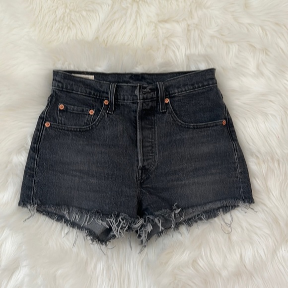 LEVIS 501 SHORTS SIZE 26 - Picture 1 of 2
